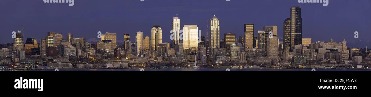 Blick auf das Stadtbild in der Abenddämmerung, West Seattle, Seattle, King County, Washington, USA Stockfoto