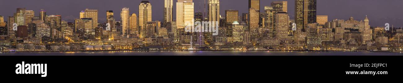 Blick auf das Stadtbild in der Abenddämmerung, West Seattle, Seattle, King County, Washington, USA Stockfoto