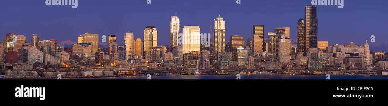 Blick auf das Stadtbild in der Abenddämmerung, Seattle, King County, Washington, USA Stockfoto