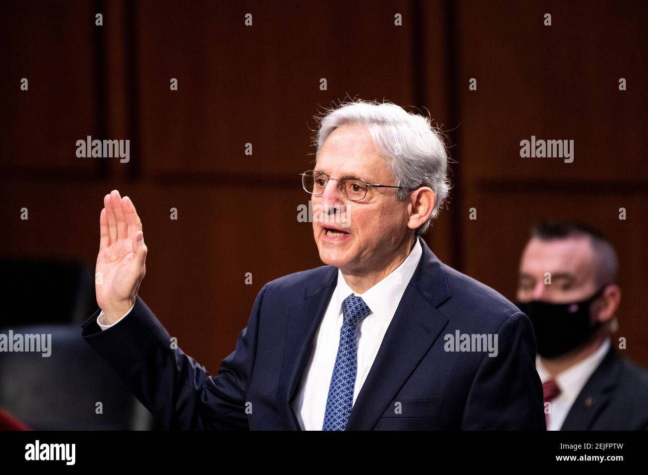 Washington, USA. Februar 2021, 22nd. VEREINIGTE STAATEN - FEBRUAR 22: Merrick Garland, Mitte, Nominierter zum Generalstaatsanwalt, wird für seine Bestätigungsverhandlung im Justizausschuss des Senats am Montag, den 22. Februar 2021 vereidigt. (Foto: Bill Clark/Pool/Sipa USA) Quelle: SIPA USA/Alamy Live News Stockfoto