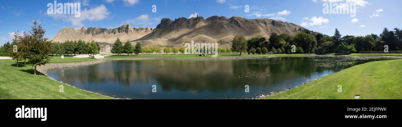 Panoramablick auf den Te Mata Peak von Craggy Range Winery, Hastings District, Hawke's Bay Region, North Island, Neuseeland Stockfoto