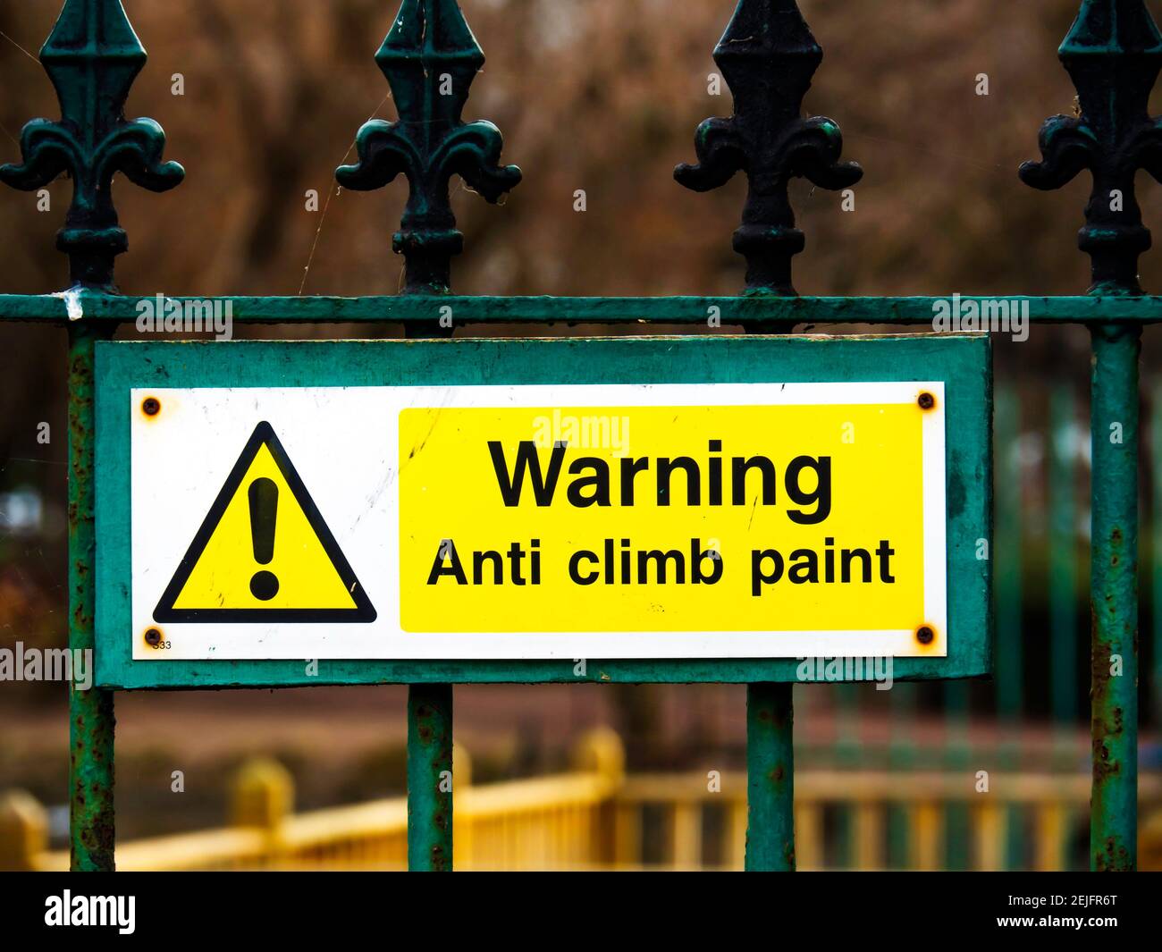 Schild Warnung Anti Climb Farbe für die Kriminalprävention Stockfoto