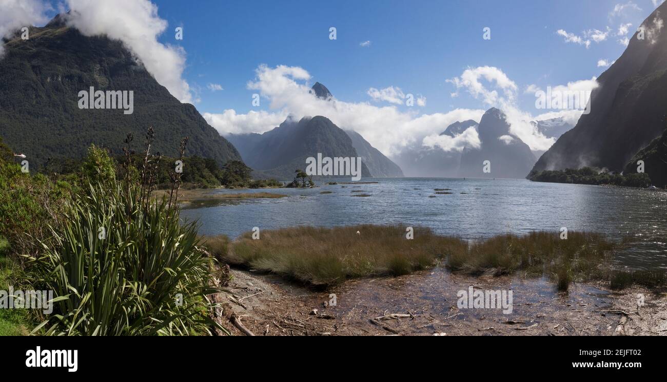 See mit Bergen im Hintergrund, Milford Sound, Southland, South Island, Neuseeland Stockfoto