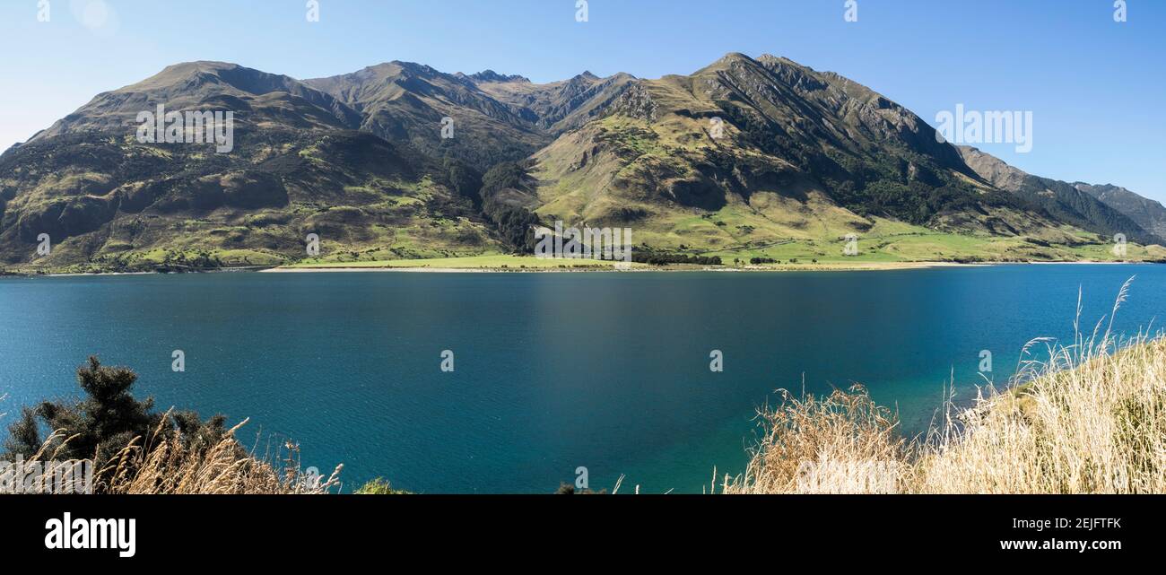 See mit Bergkette im Hintergrund, Lake Hawea, Makarora-Lake Hawea Road, State Highway 6, Queenstown-Lakes District, Otago Region, Südinsel, Neuseeland Stockfoto