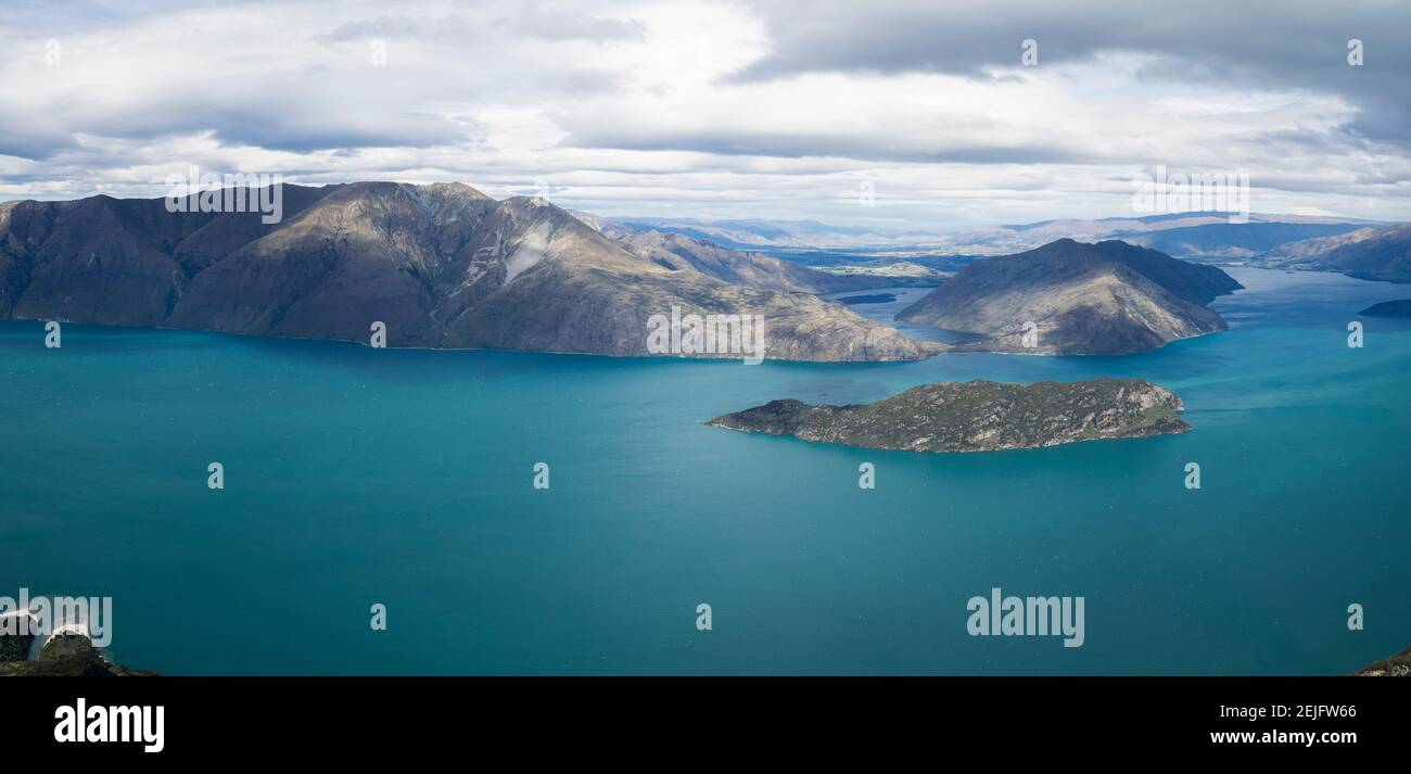 Inseln im See, Mou Waho Island, Lake Wanaka, Queenstown-Lakes District, Otago Region, Südinsel, Neuseeland Stockfoto