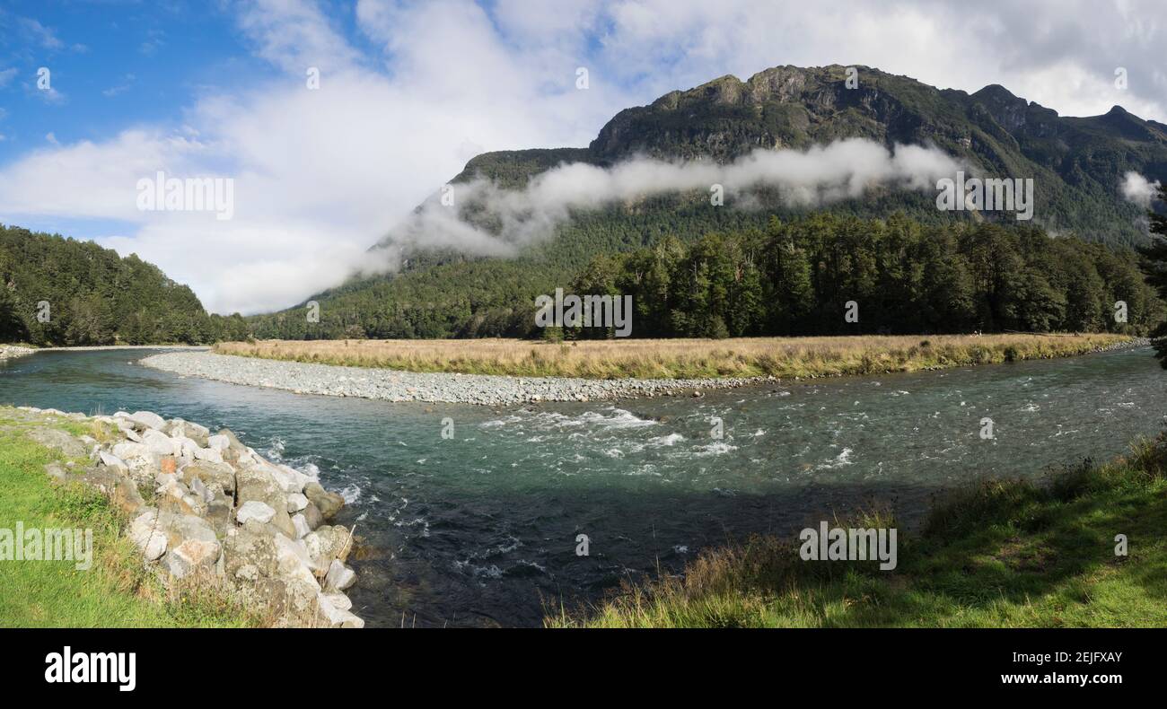 Fluss mit Bergkette im Hintergrund, Eglinton River, Eglinton Mountains, MacKay Creek, Te Anau-Milford Road, State Highway 94, Southland, South Island, Neuseeland Stockfoto