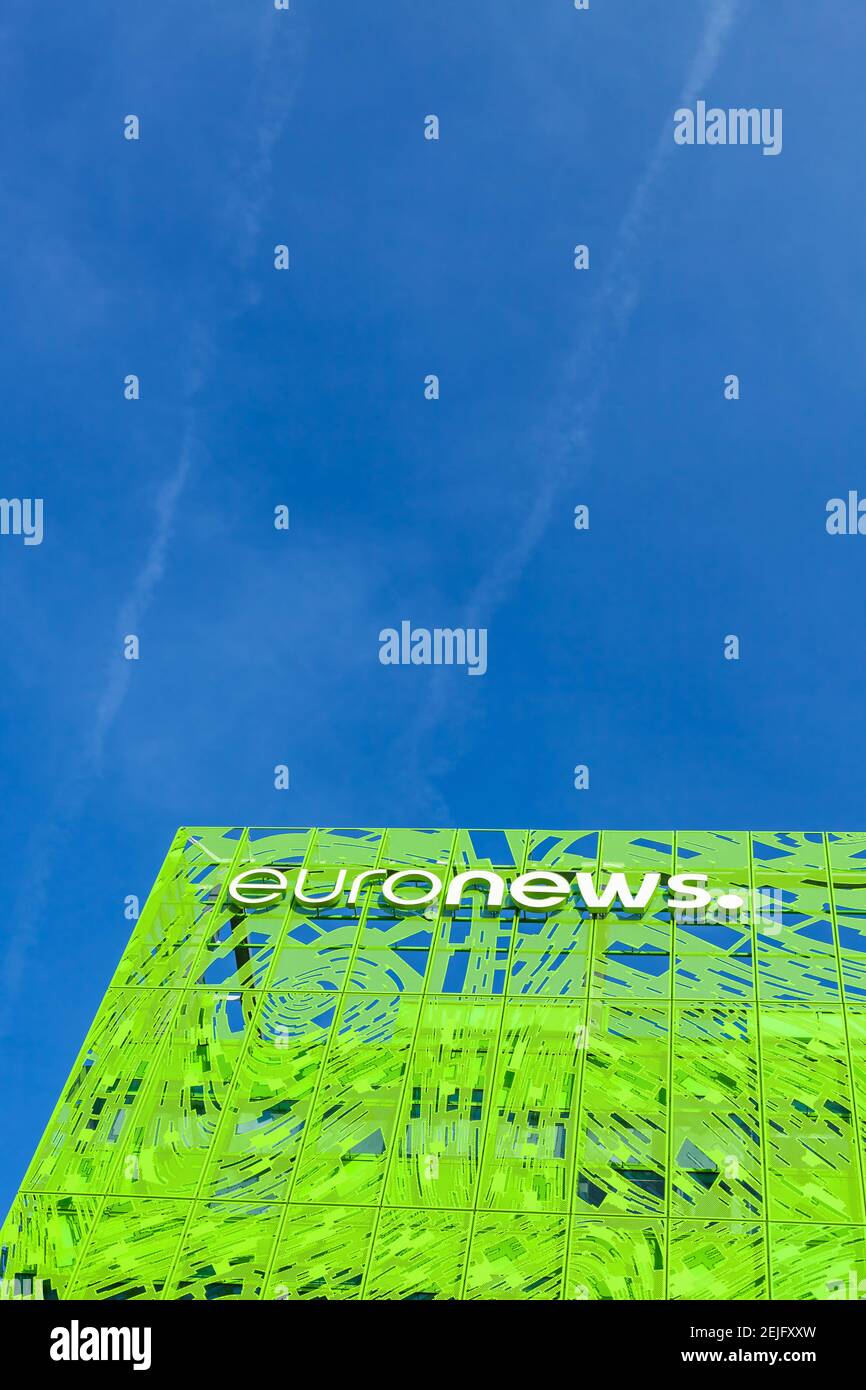 Euronews, das markenlogo des europäischen Pay-TV-Nachrichtennetzes auf dem Headquarter Bürogebäude im Öco-District Confluence. Blauer Himmel Hintergrund w Stockfoto
