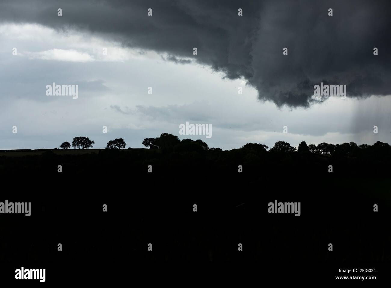 Gewitterwolken bilden sich über der Landschaft in Tardebigge, Worcestershire, Großbritannien Stockfoto