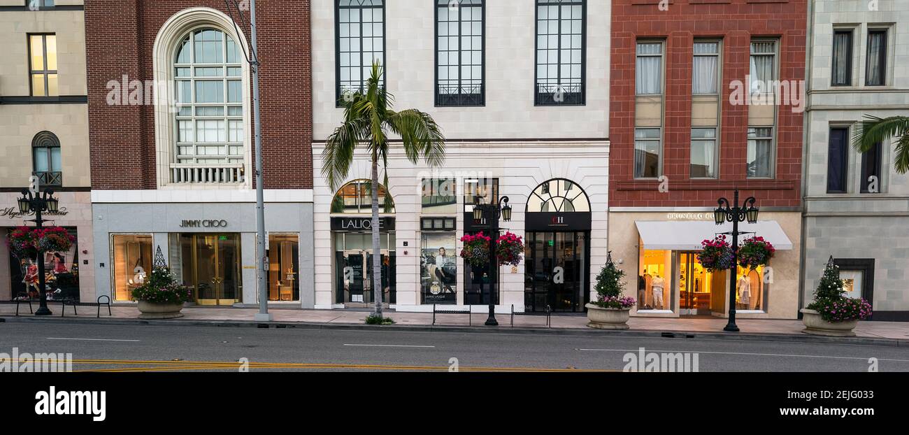 Blick auf Geschäfte am Straßenrand, zwei Rodeo Drive, Rodeo Drive, Wilshire Boulevard, Beverly Hills Business Dreieck, Beverly Hills, Los Angeles County, Kalifornien, USA Stockfoto