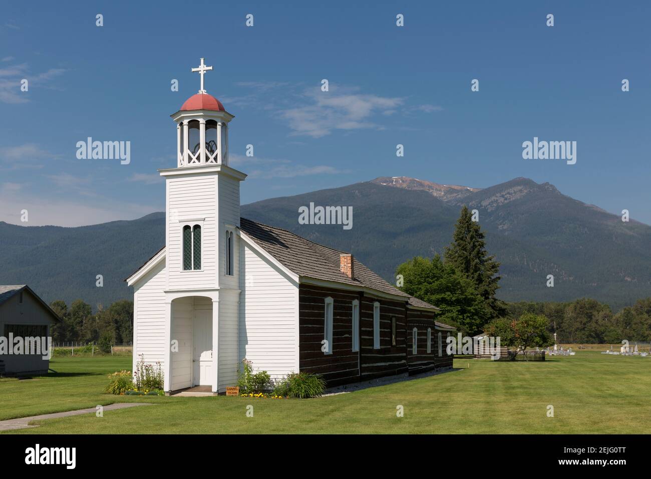 Blick auf St. Mary's Mission in Stevensville, Montana mit dem Saint Mary Peak in der Ferne. Stockfoto
