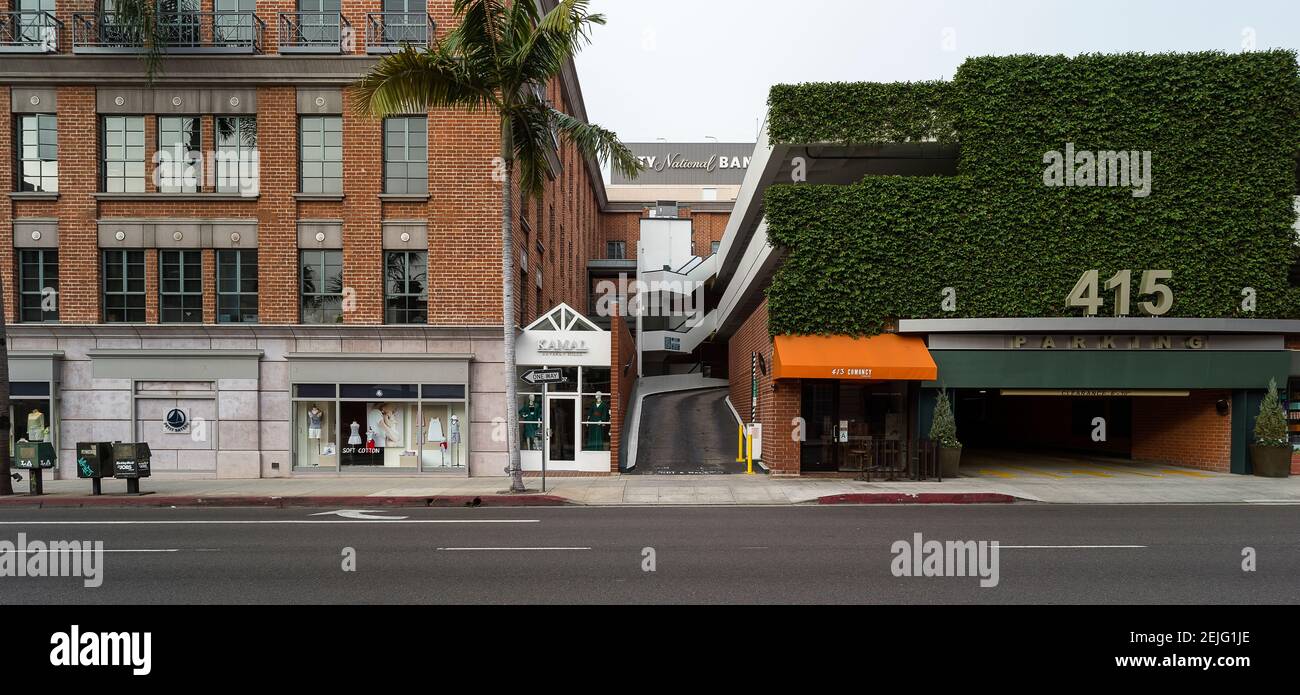 Blick auf das Einkaufszentrum am Straßenrand, Bedford Drive, Beverly Hills Business Triangle, Beverly Hills, Los Angeles County, Kalifornien, USA Stockfoto