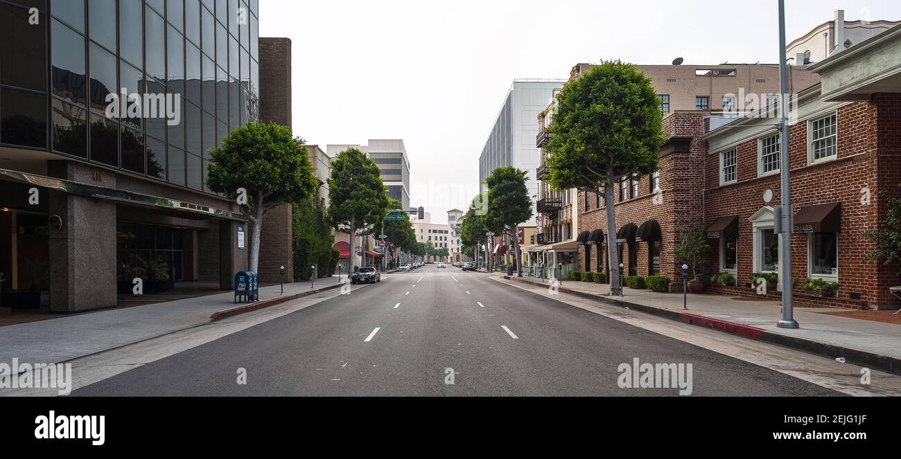 Blick auf das Einkaufszentrum am Straßenrand, Camden Drive, Beverly Hills Business Triangle, Beverly Hills, Los Angeles County, Kalifornien, USA Stockfoto
