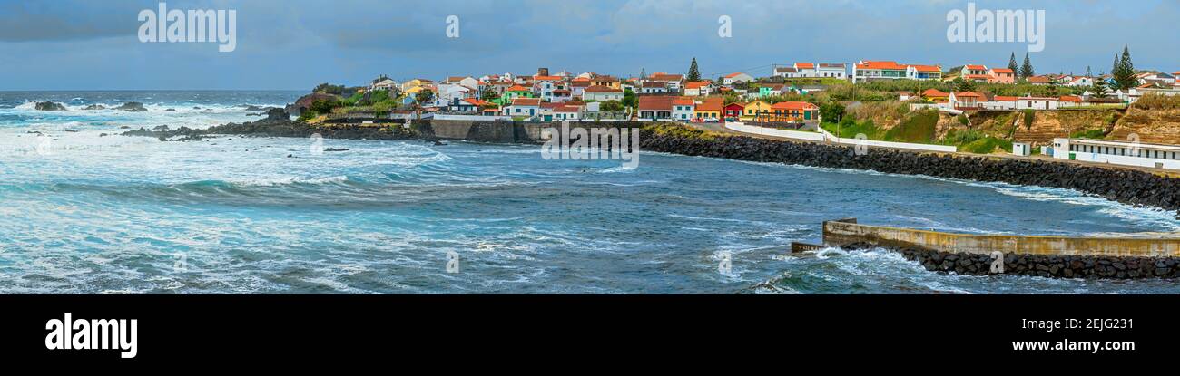 Ansicht der Häuser an der Küste, Sao Miguel Insel, Azoren, Portugal Stockfoto