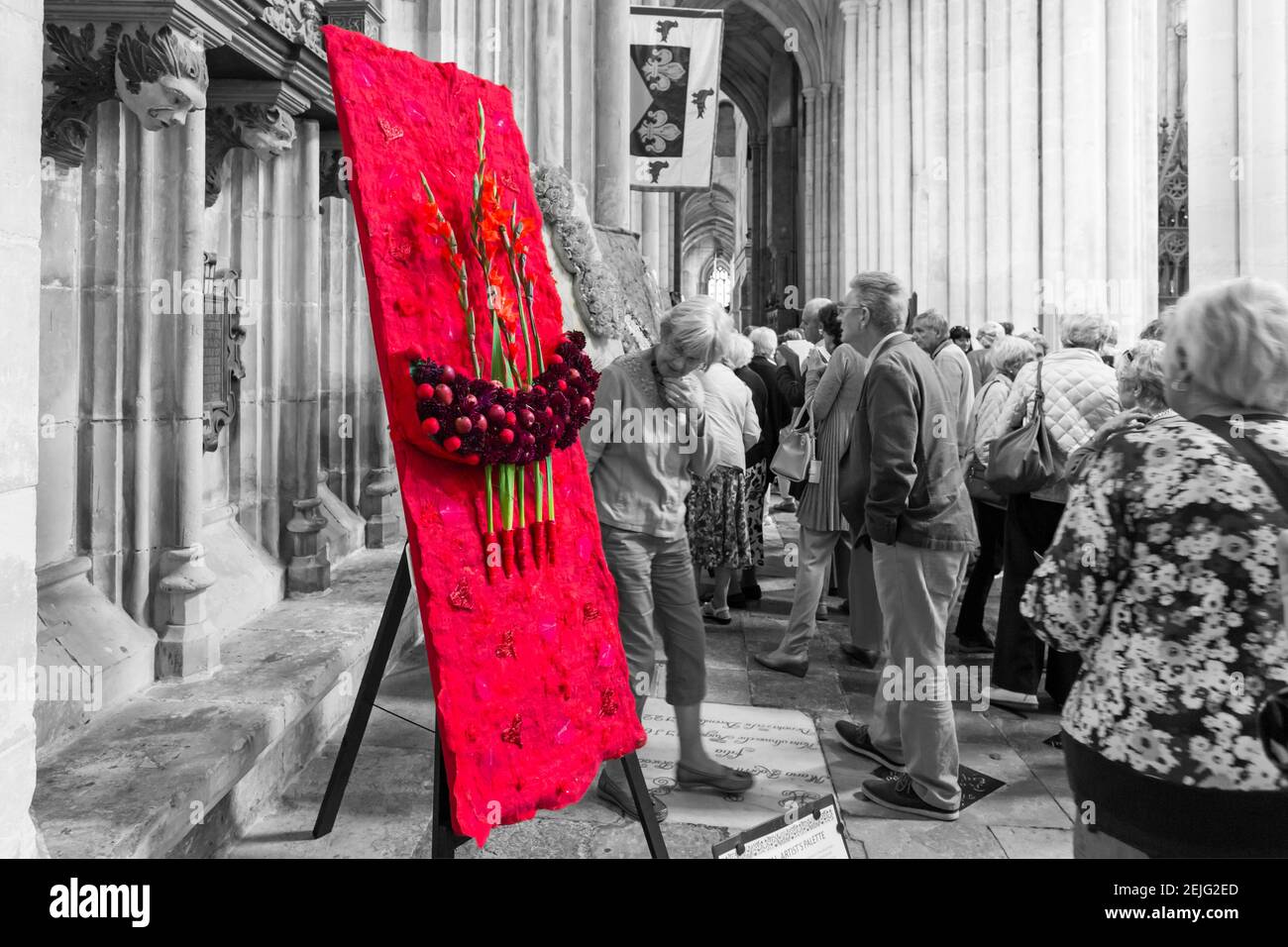 Illumination Festival of Flowers, eine atemberaubende Auswahl an Blumenarrangements in Winchester Cathedral, Hampshire UK im September Stockfoto