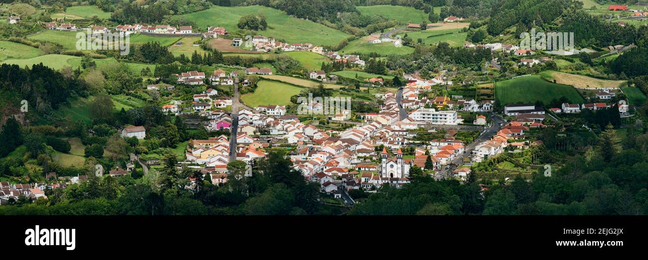 Blick auf Häuser in einem Dorf, Furnas, Sao Miguel Insel, Azoren, Portugal Stockfoto