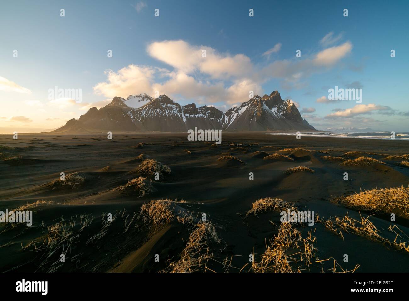 Sonnenuntergang am Berg Vestrahorn und Stokksnes Strand. Vestrahorn ist eine beliebte Touristenattraktion entlang der Ringstraße im Osten Islands. Stockfoto