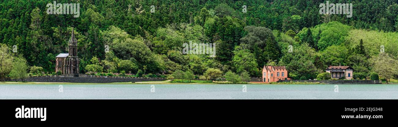 Gebäude entlang der Furnas Lagune, Sao Miguel Insel, Azoren, Portugal Stockfoto