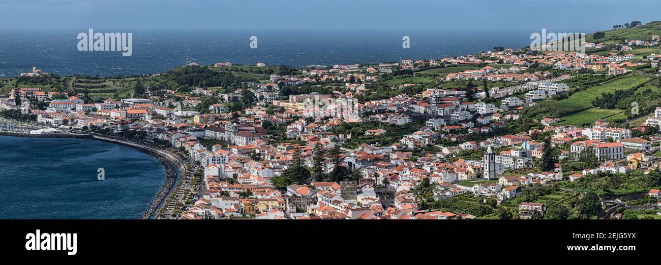 Hochwinkelansicht der Stadtlandschaft an der Küste, Horta, Faial Island, Azoren, Portugal Stockfoto