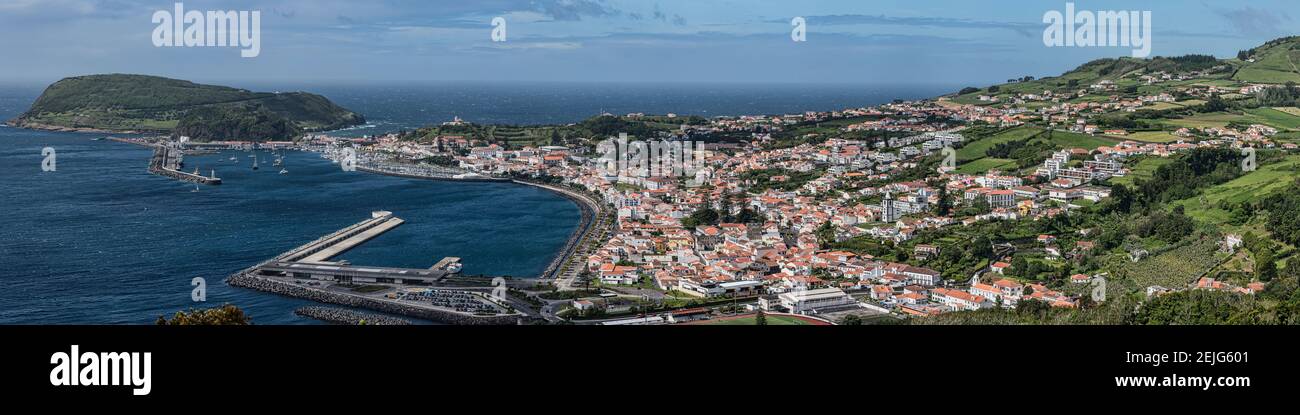 Hochwinkelansicht der Stadtlandschaft an der Küste, Horta, Faial Island, Azoren, Portugal Stockfoto