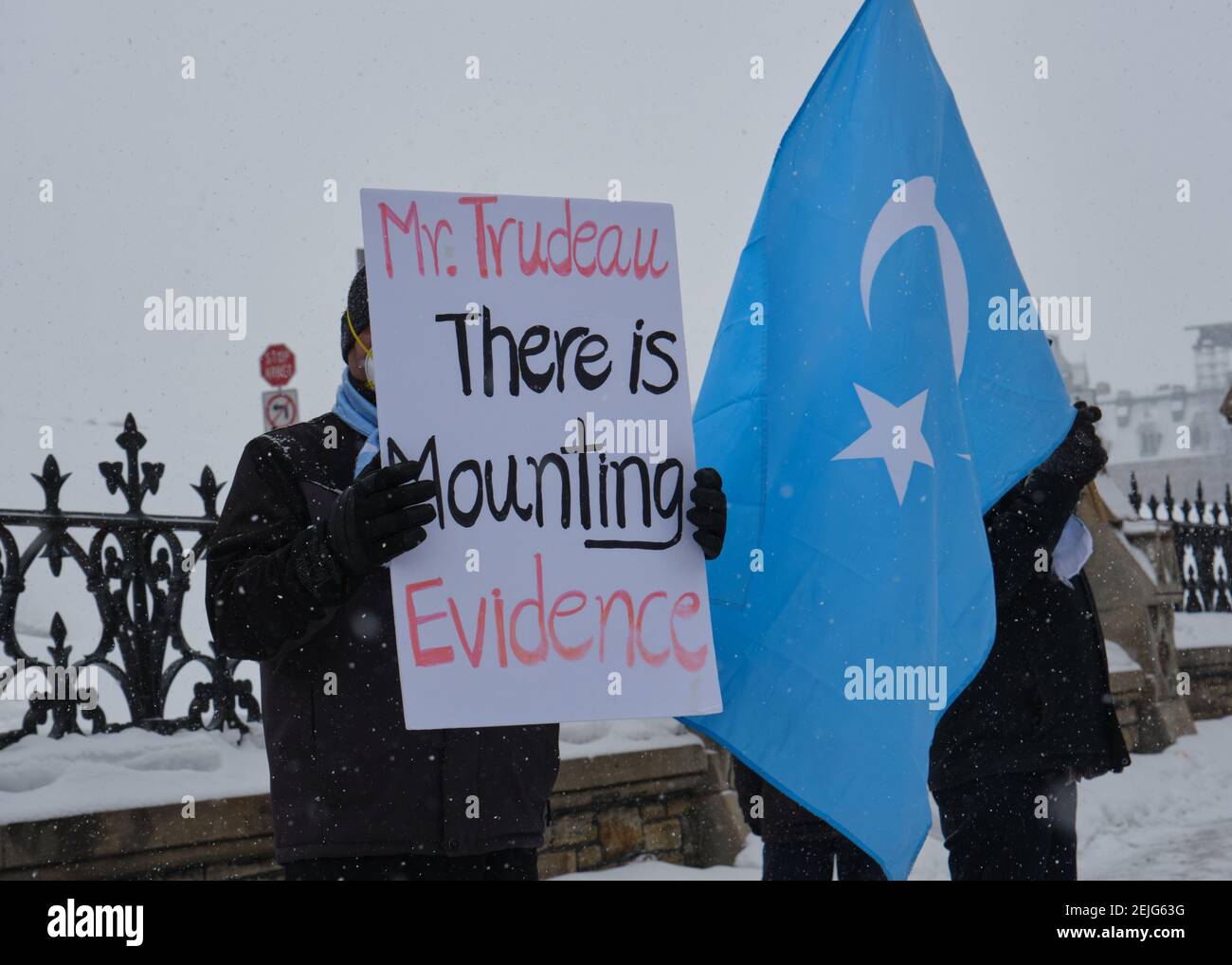 Ottawa, Kanada. Februar 22nd, 2021. Während das kanadische Parlament einen Antrag zur formellen Erklärung von Verbrechen gegen uigurische Muslime in China zum Völkermord diskutiert, eine Kundgebung, die von der Ostturkestanischen Vereinigung Kanadas vor dem Parlament in Ottawa organisiert wird, um den Antrag zu unterstützen. Die Gruppe von Menschen kam zu Protesten gegen den anhaltenden Völkermord an Uiguren Muslimen durch das gegenwärtige chinesische Regime. Ruft die kanadische Regierung auf, konkrete Maßnahmen zu ergreifen, um die Handlungen zu verurteilen und sie zum Völkermord zu erklären. Kredit: Meanderingemu/Alamy Live Nachrichten Stockfoto