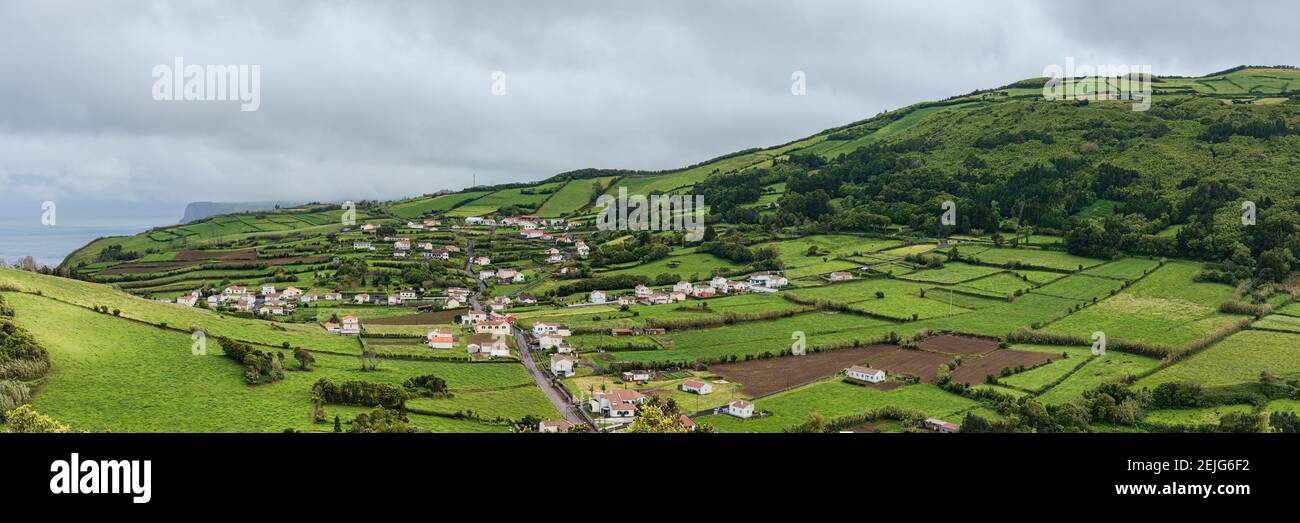 Luftaufnahme von Häusern in einem Dorf, Insel Faial, Azoren, Portugal Stockfoto