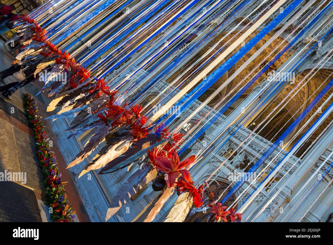 Illumination Festival of Flowers, eine atemberaubende Auswahl an Blumenarrangements in Winchester Cathedral, Hampshire UK im September Stockfoto