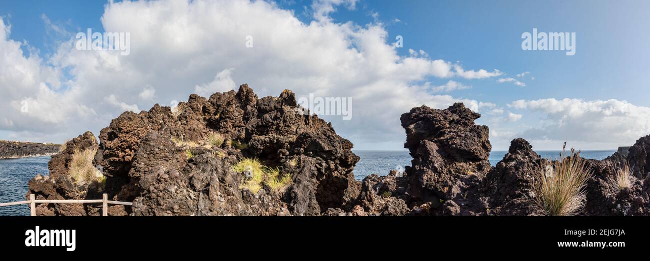 Blick auf Lavagestein an der Küste, Pico Island, Azoren, Portugal Stockfoto