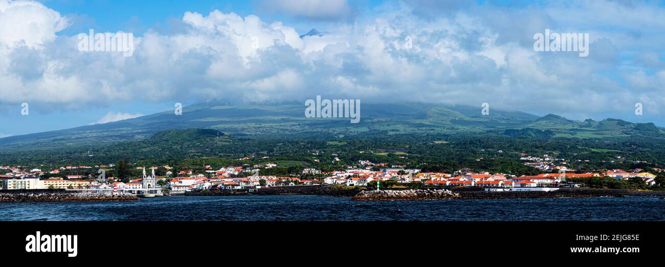 Stadt auf der Insel mit Pick Mountain im Hintergrund, Pico Island, Azoren, Portugal Stockfoto