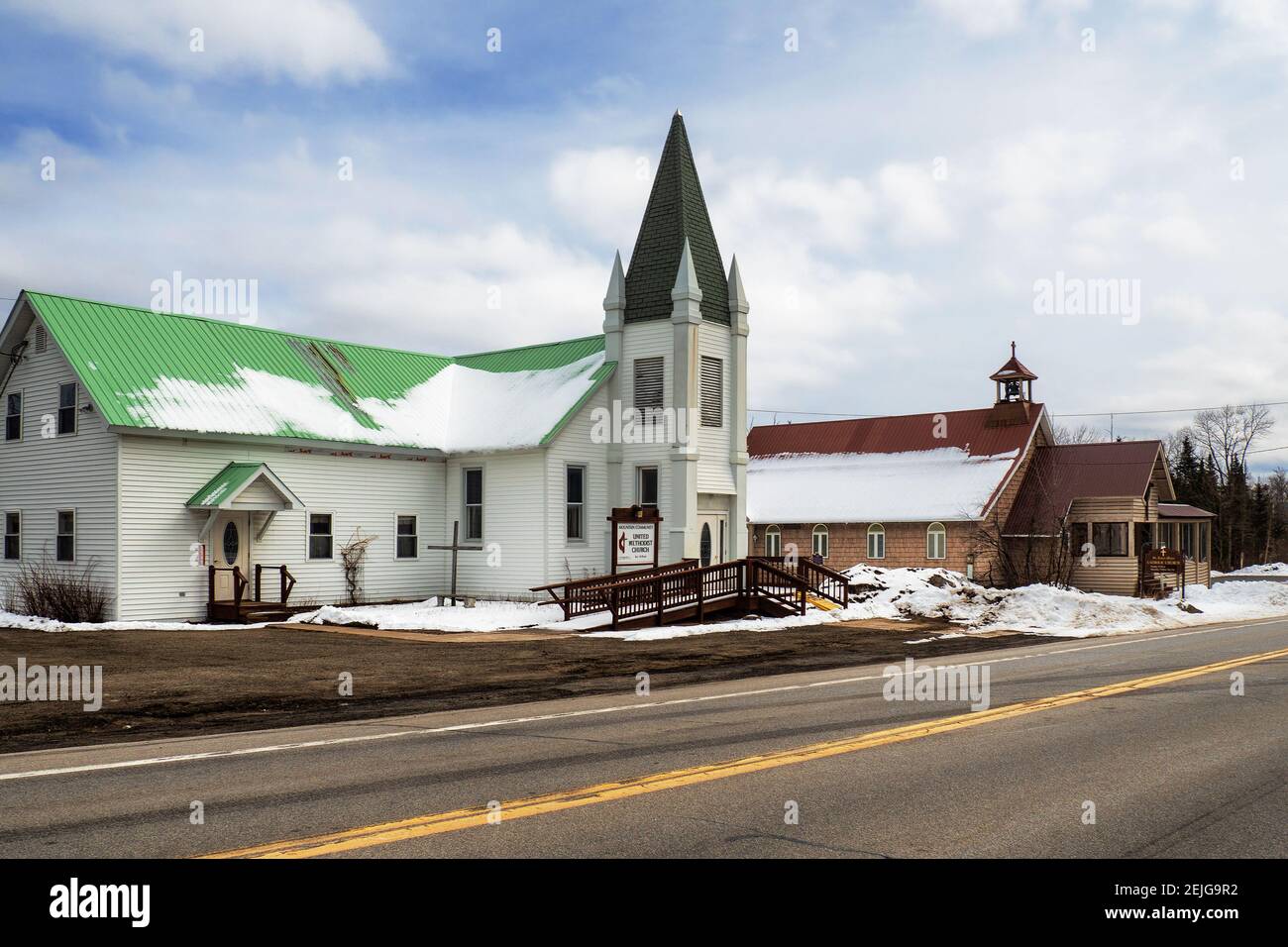 Lake Pleasant, New York, USA. Februar 17, 2021. Die Kirchen United Methodist und Saint James Major entlang der Route 8 in den Adirondack Mountains of Upst Stockfoto
