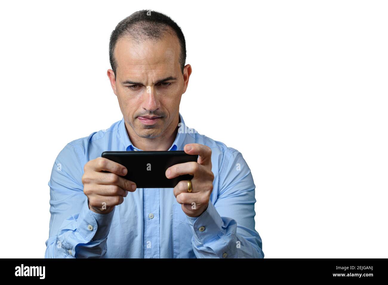 Reifer Mann in formeller Kleidung beißen seine Zunge und halten Smartphone horizontal. Stockfoto