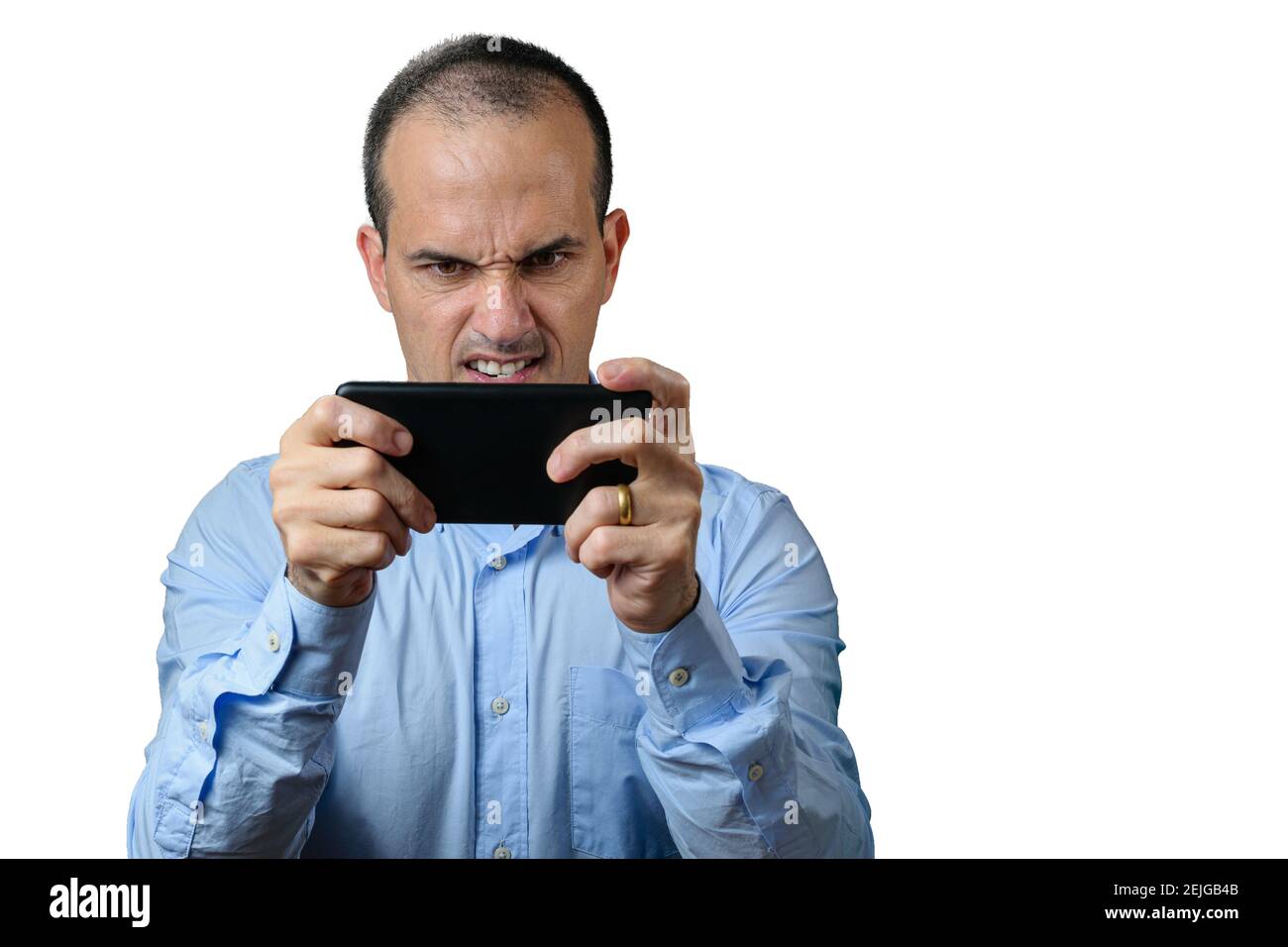 Reifer Mann in formeller Kleidung spielen auf seinem Smartphone und knirschen seine Zähne. Stockfoto