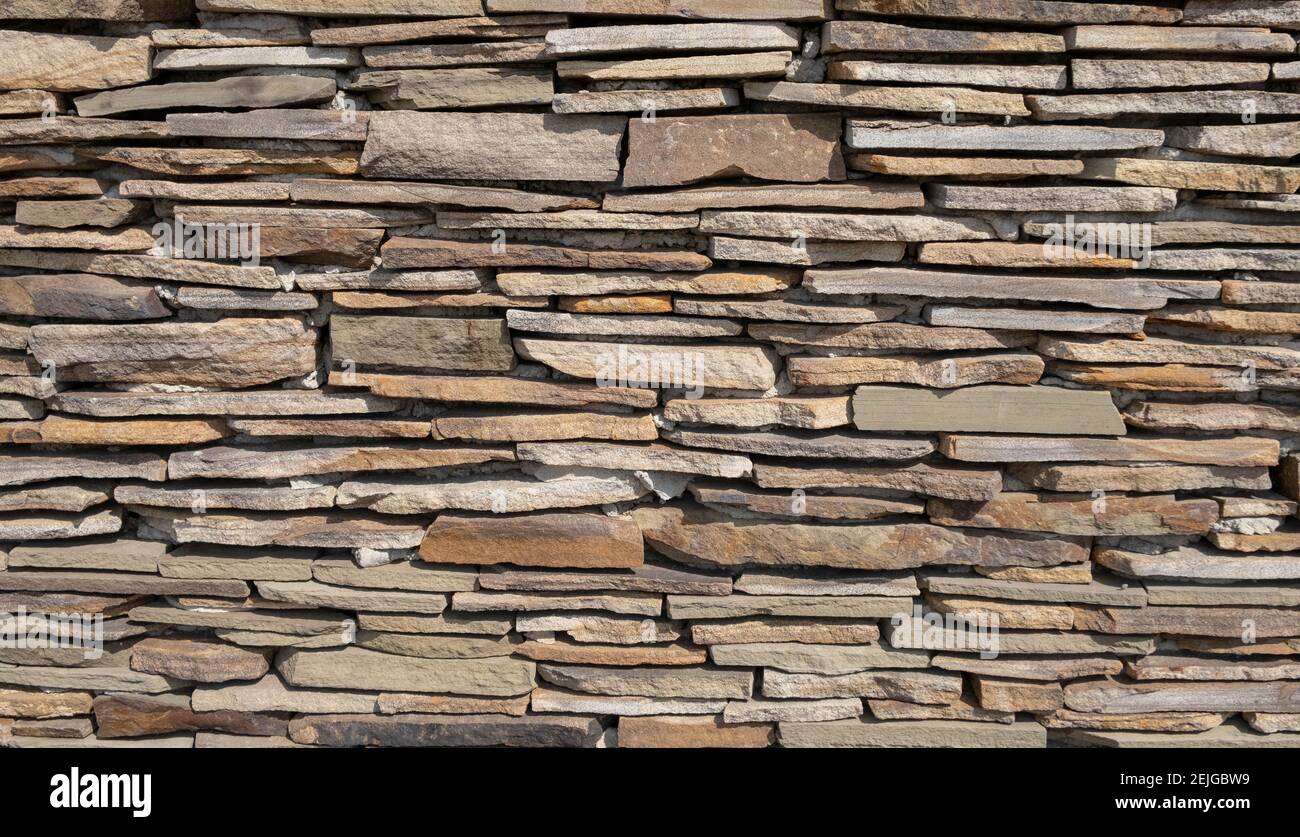 Wand aus flachen Steinen übereinander gestapelt Stockfoto