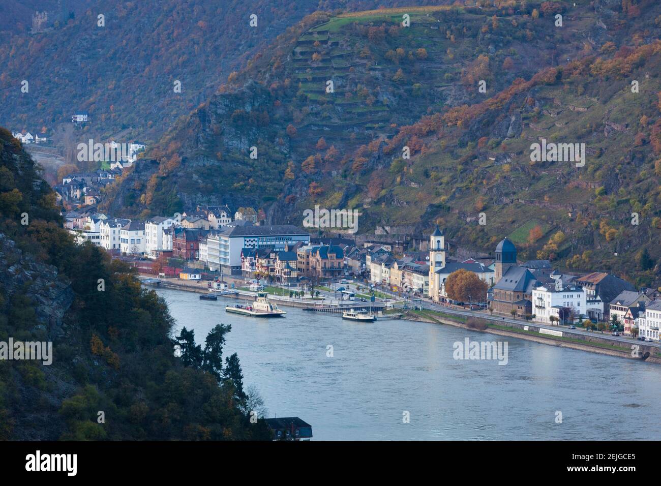 Erhöhte Ansicht der Stadt am Rhein, Sankt Goarshausen, Rheinland-Pfalz, Deutschland Stockfoto