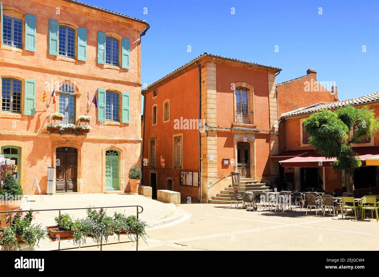 Ocker façades auf dem Roussillon Platz in der Provence, Frankreich. Stockfoto
