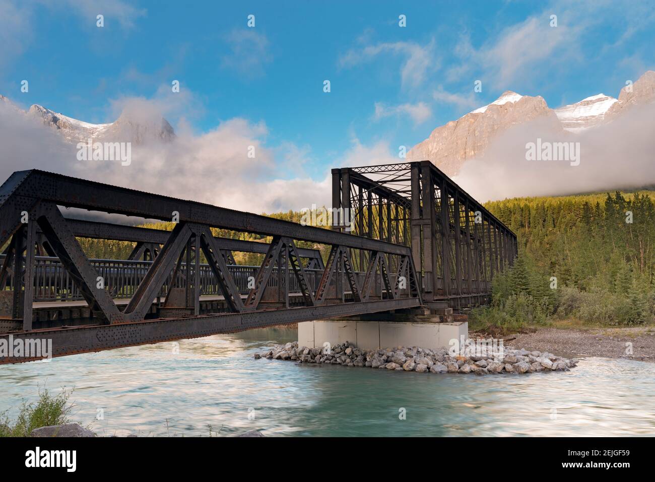 Canmore Engine Bridge am Bow River, Canmore, Alberta, Kanada Stockfoto