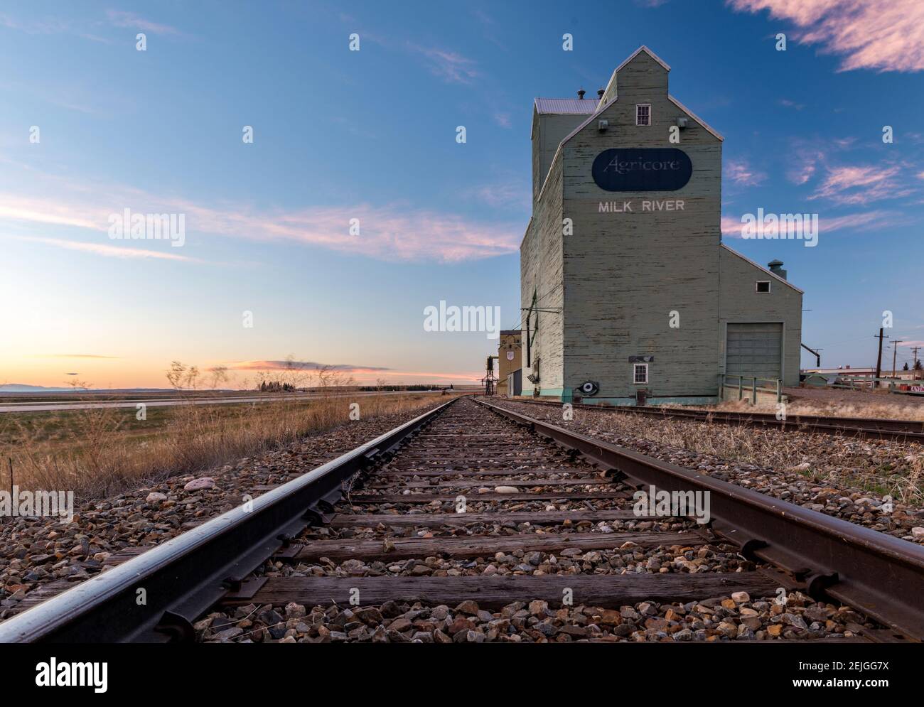 Grain Elevator and Railroad Track, Milk River, Alberta, Kanada Stockfoto