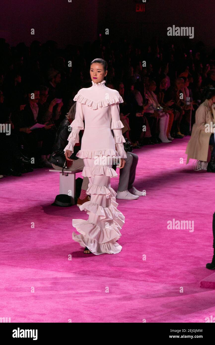 Models laufen am 6. Februar 2020 auf der Christian Siriano FW20 Runway NYFW Show in den Spring Street Studios in New York, NY. (Foto von David Warren /Sipa? USA) Stockfoto
