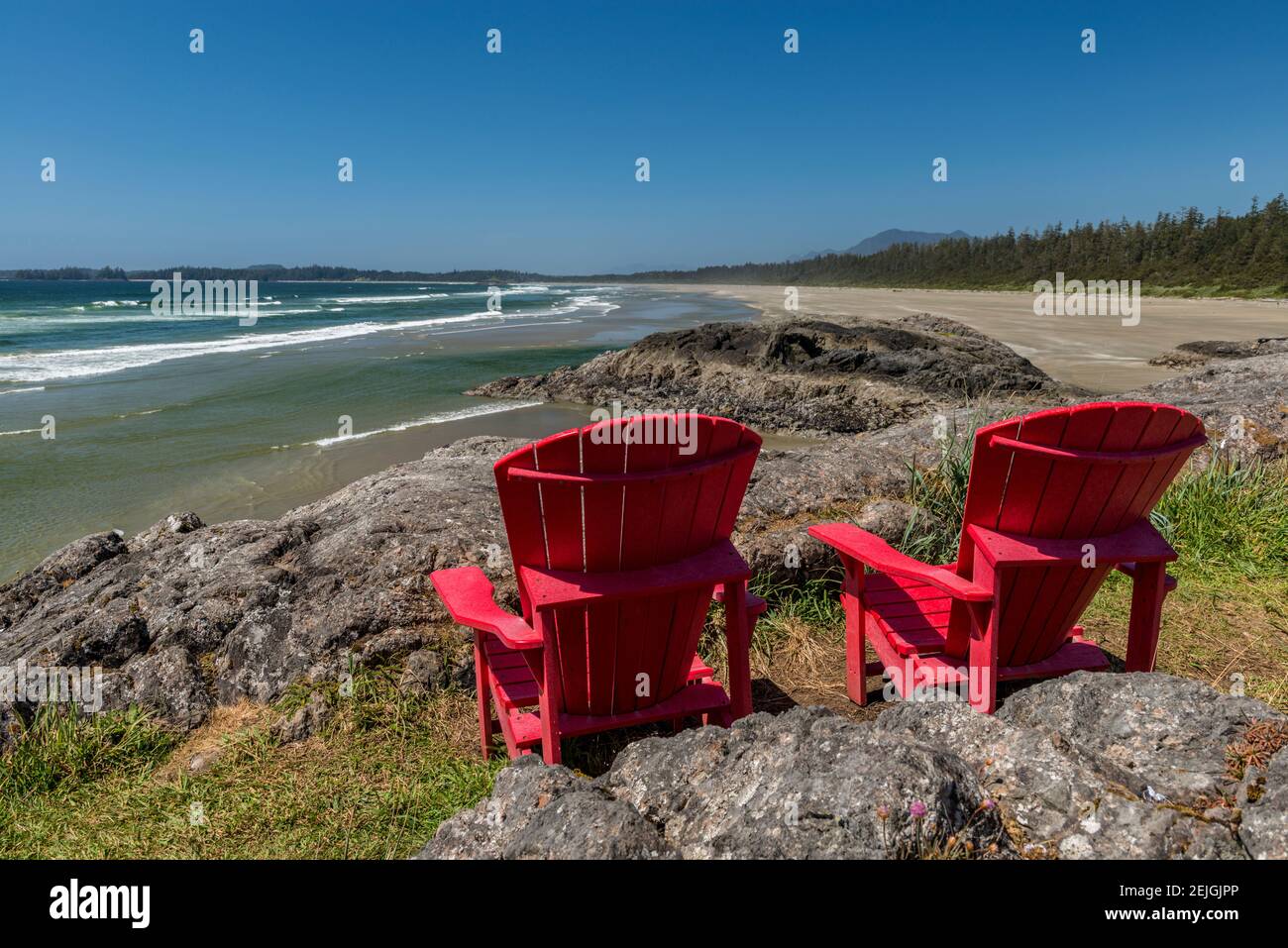 Leere rote Stühle an der Küste, Pacific Rim National Park Reserve, Vancouver Island, British Columbia, Kanada Stockfoto