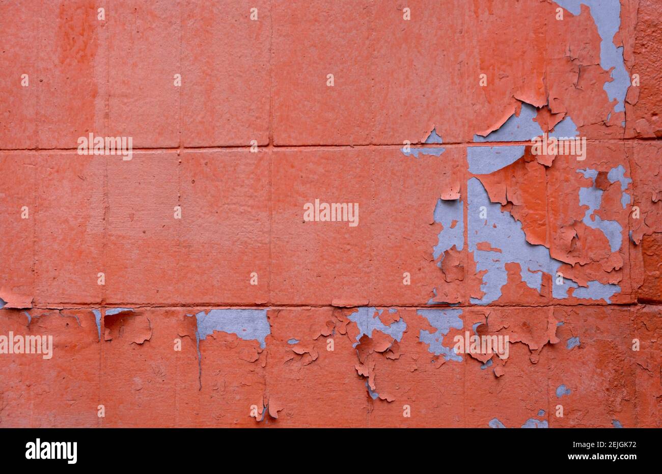 Grunge Beton Wandstruktur abblätternde Farbe, alte rissige Wand Pfirsich oder rosa gefärbte Nahaufnahme Stockfoto