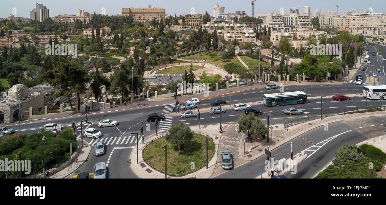 Erhöhte Ansicht der Fahrzeuge, die sich auf der Straße bewegen, King David Hotel, Mishkenot Sha'ananim, New City, Jerusalem, Israel Stockfoto