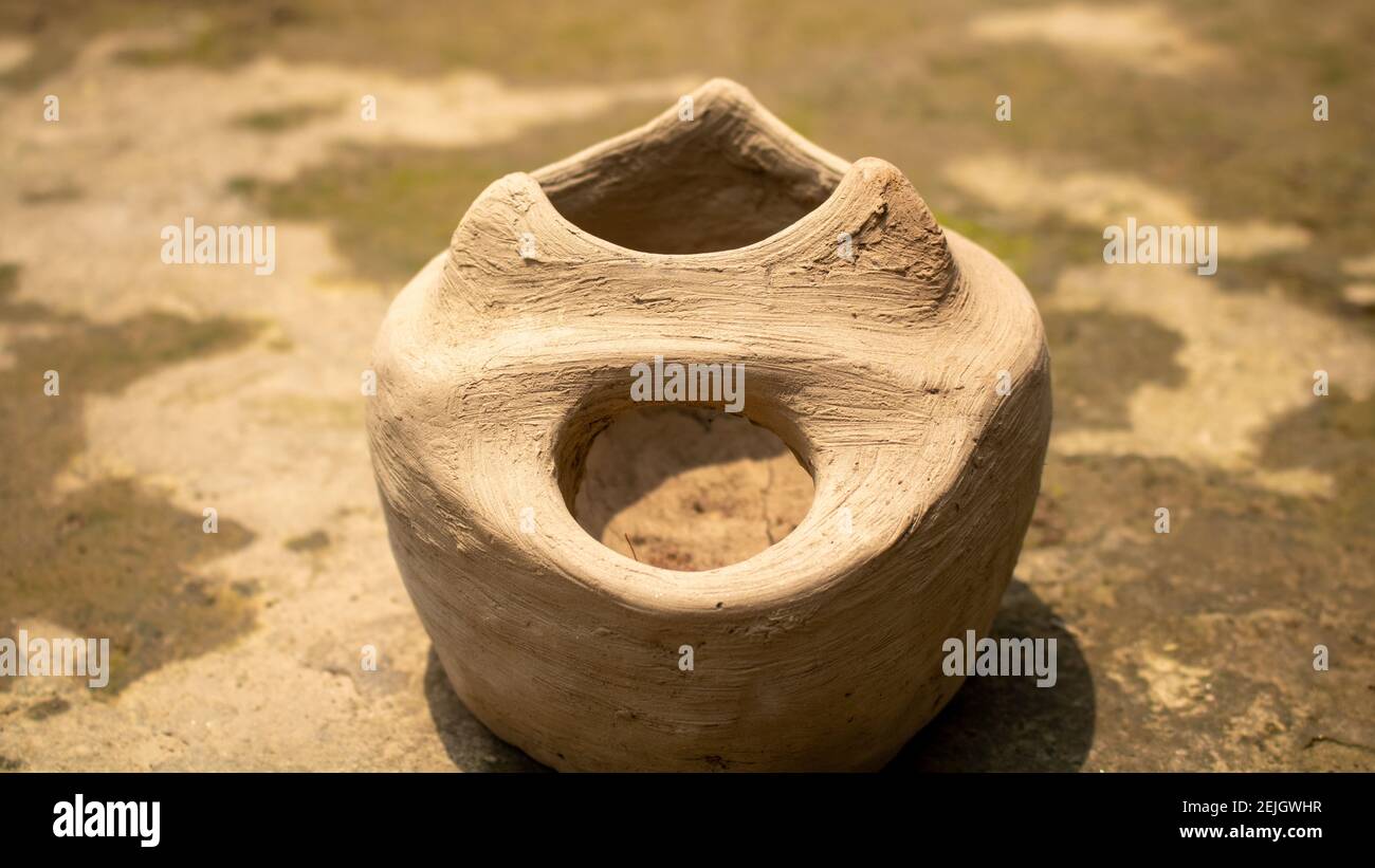 Dies ist ein handgefertigter bangladeschischer Lehmofen. Es wird zum Kochen in ländlichen Bengalen verwendet. Das Bild hebt das Erbe des Dorfes hervor. Stockfoto