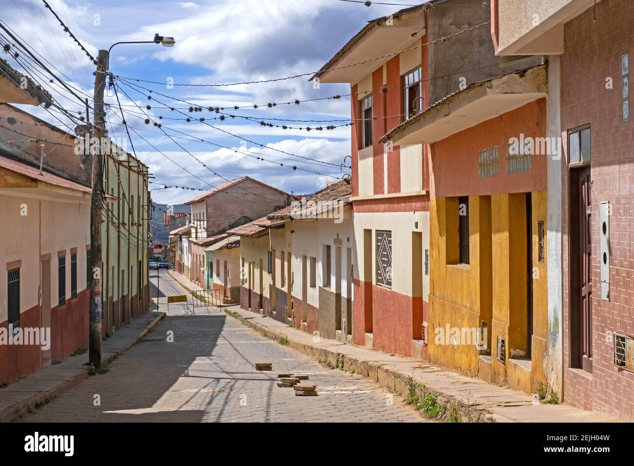 Straße mit pastellfarbenen Häusern in der Kolonialstadt Vallegrande, Provinz Vallegrande, Santa Cruz Department, Bolivien Stockfoto