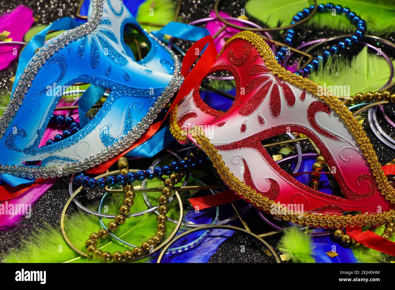 Rote Und Blaue Karnevalsmasken Mit Federn Und Schmuck Stockfoto