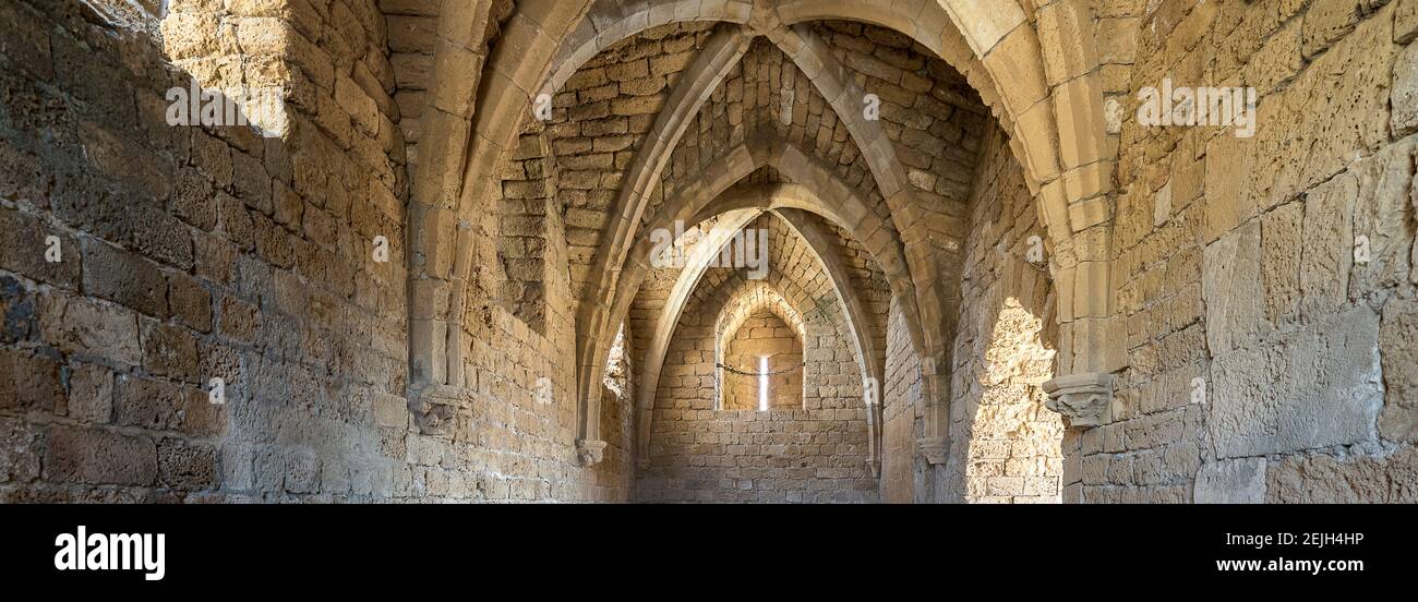 Blick auf Bögen und Decke eines alten Gebäudes, Caesarea, Tel Aviv, Israel Stockfoto