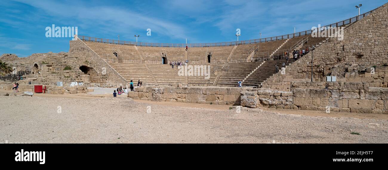 Touristen im Amphitheater, Caesarea, Tel Aviv, Israel Stockfoto Touristen im Amphitheater, Caesarea, Tel Aviv, Israel Stockfoto