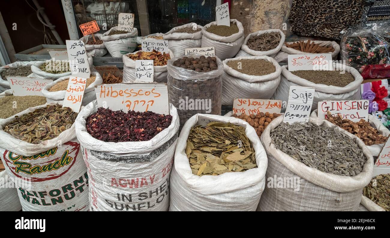 Kräuter zum Verkauf an einem Marktstand, Türkischer Basar, Akko, Israel Stockfoto