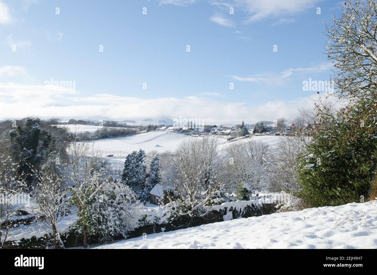 Malerischer Blick über das Tal von Roslin Village unter Schnee mit Pentlands dahinter Stockfoto