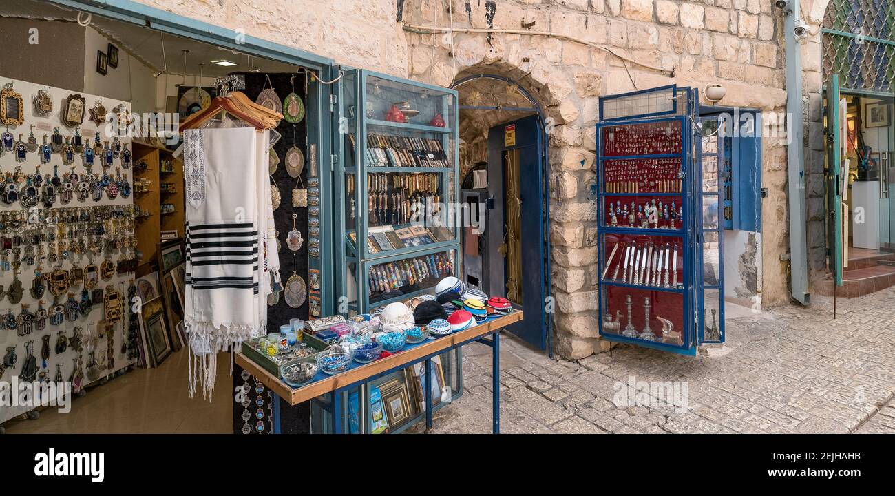 Antiquitäten zum Verkauf an einem Marktstand, Safed (Zfat), Galiläa, Israel Stockfoto