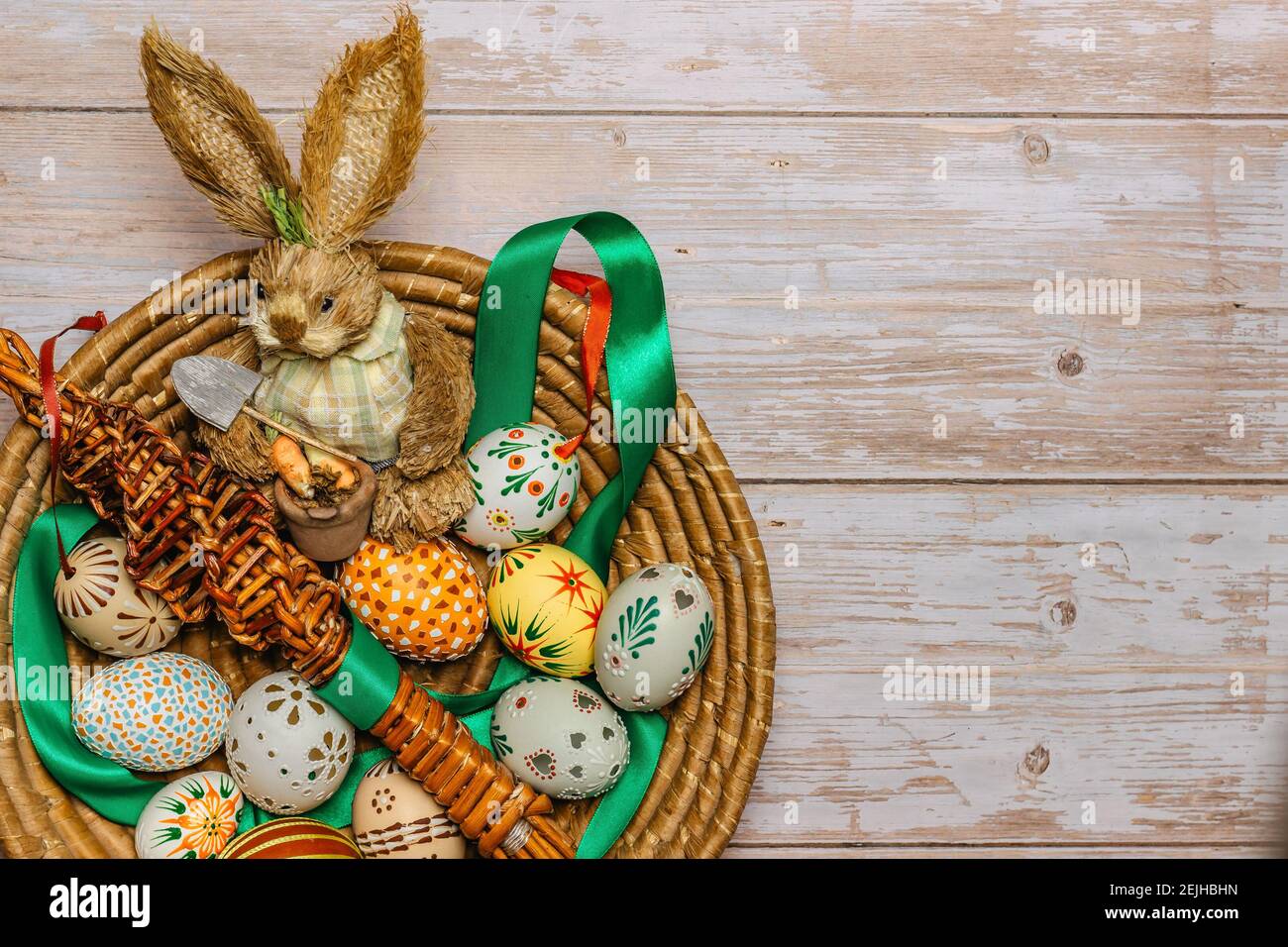 Frohe Ostern Karte.Bunte Hand bemalt dekoriert Ostereier und Hase.Handmade Osterei auf Holztisch kopieren space.Spring Dekoration background.Fe Stockfoto