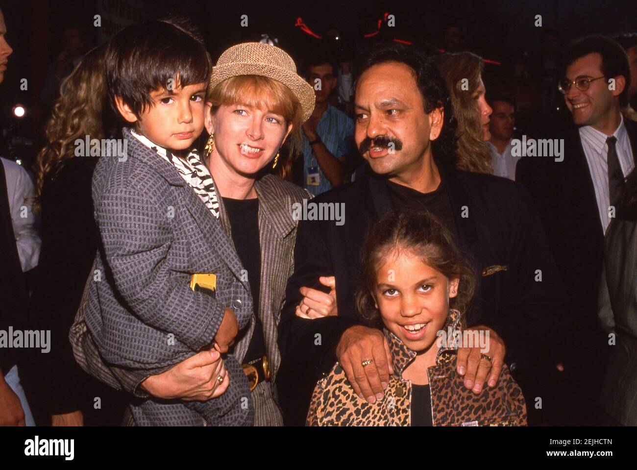 HOLLYWOOD, CA - 15. JUNI: Cheech Marin, Ehefrau Patti Heid, Tochter und Sohn bei der Premiere von 'Ghostbusters II' am 15. Juni 1989 im Mann Chinese Theatre in Hollywood, Kalifornien. Quelle: Ralph Dominguez/MediaPunch Stockfoto